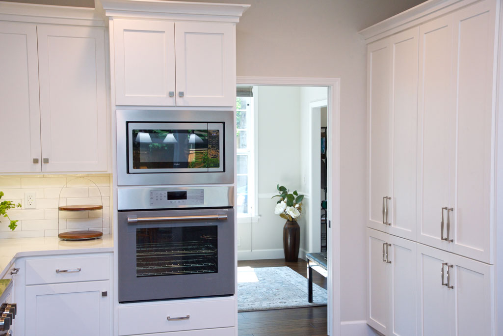 Eugene Kitchen Remodeler with Customized Cabinetry