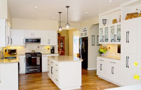 Eugene Kitchen Remodeler Creamy white shaker cabinets